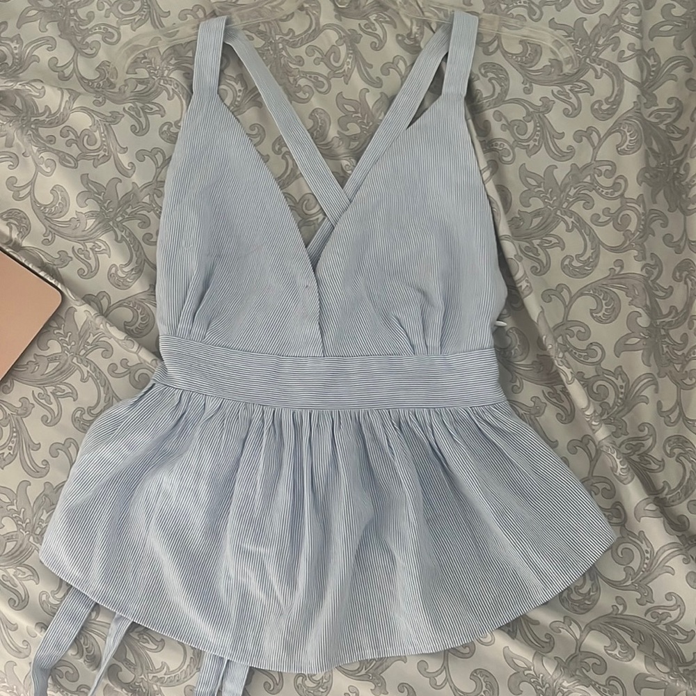 Free people top super cute womens size 2. Perfect for summer!